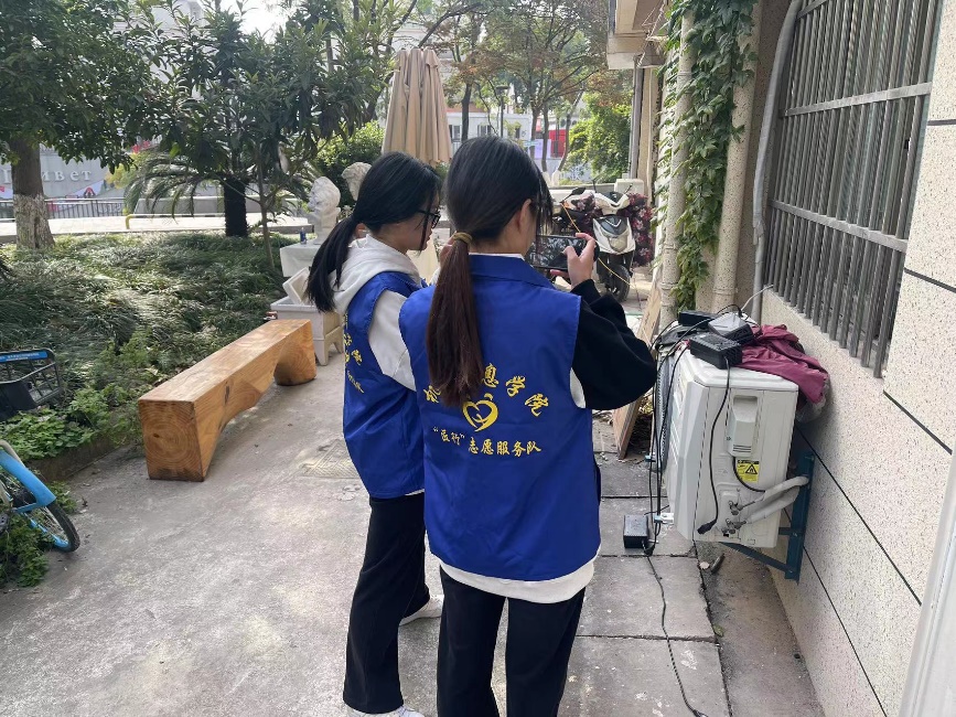 女人站在街道上描述已自动生成