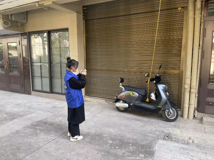 图片包含 建筑, 户外, 男人, 站描述已自动生成